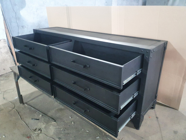 Metallicheskiy-komod-v-stile-loft-Devid