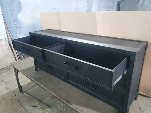 Metallicheskiy-komod-v-stile-loft-Devid