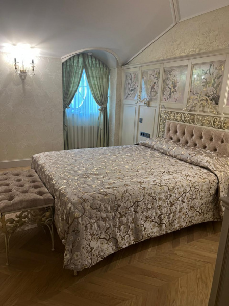 Kovanaya-krovat-Agata-s-myagkoy-karetnoy-styazhkoy